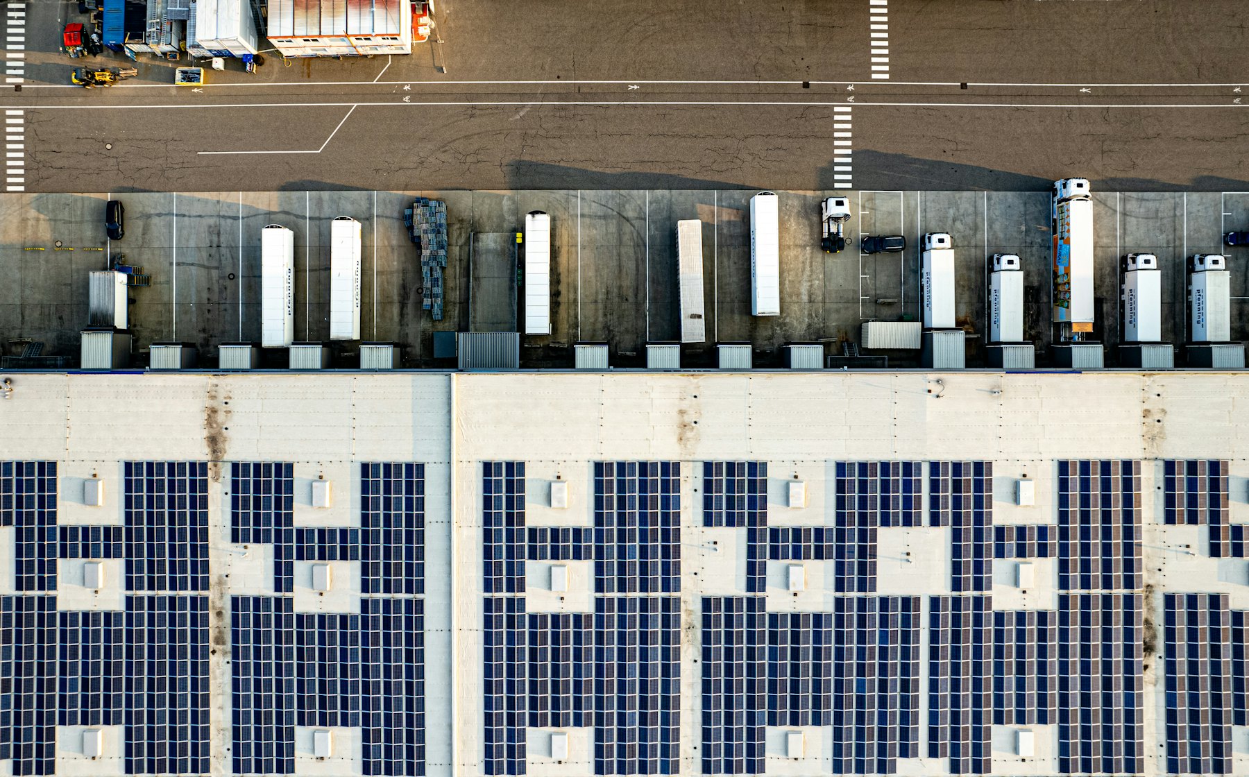 Solar panelli lojistik depo ve tedarik operasyonu
