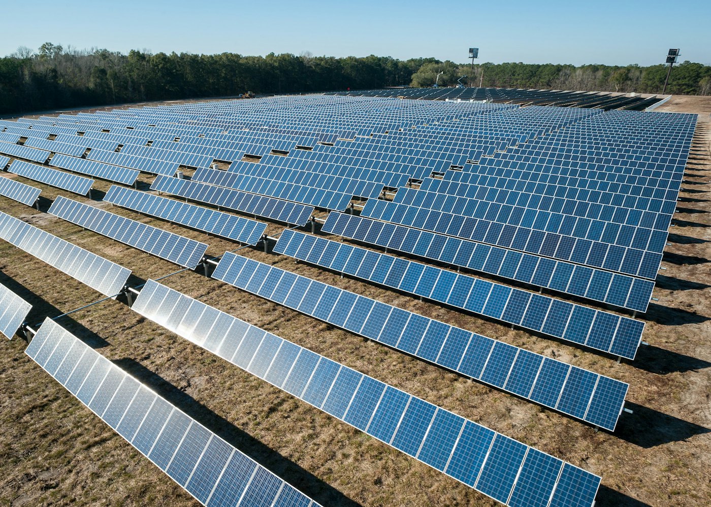 Geniş solar panel sahası